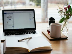 computadora y escritorio